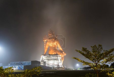 vista posterior de dios hindú Señor Shiva estatua aislada en la noche de diferente ángulo de la imagen se toma en la estatua de la creencia nathdwara rajasthan india.