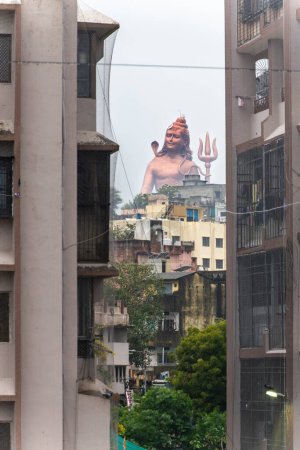 Hindu-Gott Lord Shiva isolierte Statue durch Baulücken am Morgen aus verschiedenen Blickwinkeln Bild wird bei der Statue des Glaubens Nathdwara Rajasthan Indien genommen.
