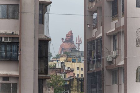Hindu-Gott Lord Shiva isolierte Statue durch Baulücken am Morgen aus verschiedenen Blickwinkeln Bild wird bei der Statue des Glaubens Nathdwara Rajasthan Indien genommen.