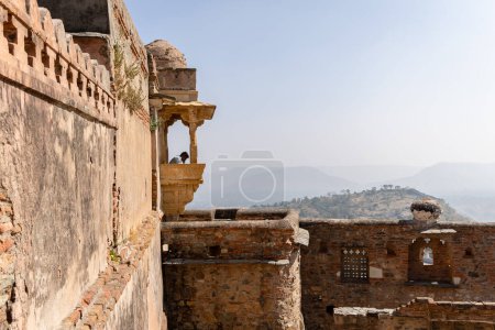 ruinas antiguas del fuerte con la guardia de la galería en la mañana de la imagen de ángulo plano se toma en Kumbhal fortaleza kumbhalgarh rajasthan india.
