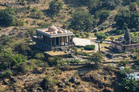 templo aislado situado en el medio de los bosques por la mañana de la imagen de ángulo plano se toma en Kumbhal fuerte kumbhalgarh rajasthan india.