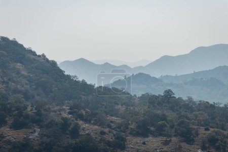 cordillera brumosa cubierta de niebla por la mañana de la imagen de ángulo plano se toma en Kumbhal fuerte kumbhalgarh rajasthan india.