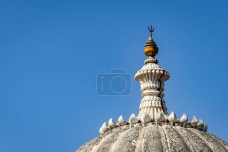 aislado antiguo fuerte cúpula con cielo azul brillante en la imagen de la mañana se toma en Kumbhal fuerte kumbhalgarh rajasthan india.