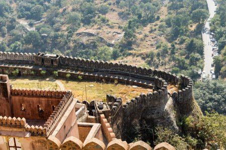 antigua pared de piedra fuerte para la protección del invasor en la imagen de la mañana se toma en Kumbhal fuerte kumbhalgarh rajasthan india.