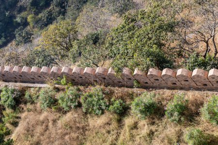 antigua pared de piedra fuerte para la protección del invasor en la imagen de la mañana se toma en Kumbhal fuerte kumbhalgarh rajasthan india.
