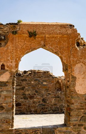 ruinas antiguas aisladas del fuerte con el cielo azul brillante en la imagen de la mañana se toma en Kumbhal fuerte kumbhalgarh rajasthan india.