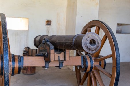 vintage cañón guardado para la antigua fortaleza de protección por la mañana de diferente ángulo de imagen se toma en Kumbhal fuerte kumbhalgarh rajasthan india.