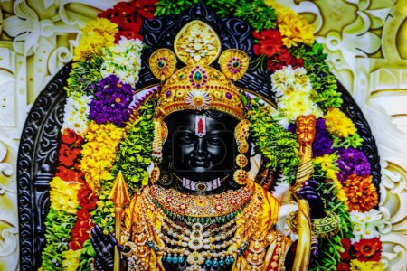 Foto de Dios hindú señor rama de Ramayana estatua de piedra negra desde el ángulo plano en detalles imagen se toma en Shree Ram Janmabhoomi Mandir Ayodhya uttar pradhesh india. - Imagen libre de derechos