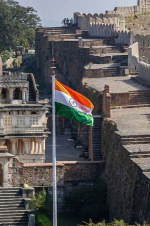 Indische Trikolore winkt am alten Fort aus flachem Winkel Bild wird am Kumbhal Fort Kumbhalgarh Rajasthan Indien aufgenommen.
