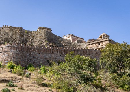 ruinas antiguas de la pared del fuerte con el cielo azul brillante en la imagen de la mañana se toma en Kumbhal fortaleza kumbhalgarh rajasthan india.