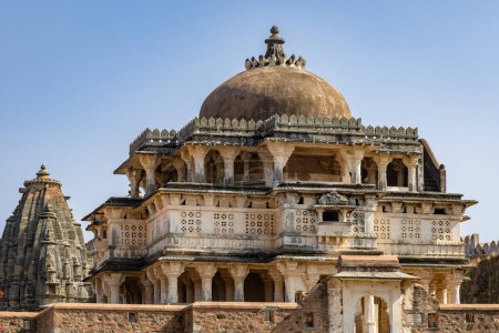 antigua cúpula del templo arquitectura única con cielo azul brillante en la imagen de la mañana se toma en Kumbhal fuerte kumbhalgarh rajasthan india.