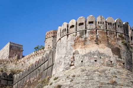 alte Festungsmauer Ruinen mit hellblauem Himmel am Morgen Bild wird bei Kumbhal Fort kumbhalgarh Rajasthan Indien genommen.