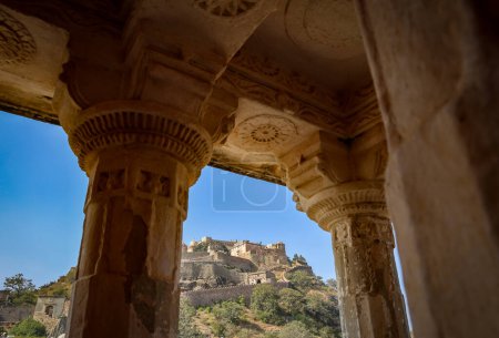 antiguas ruinas del fuerte con el cielo azul brillante desde una perspectiva única en la imagen de la mañana se toma en Kumbhal fortaleza kumbhalgarh rajasthan India.