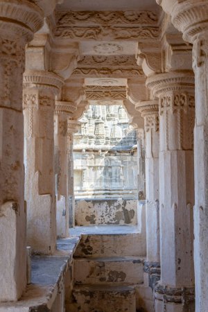 antiguo templo pilares arquitectura única en la imagen de la mañana se toma en Kumbhal fuerte kumbhalgarh rajasthan india.