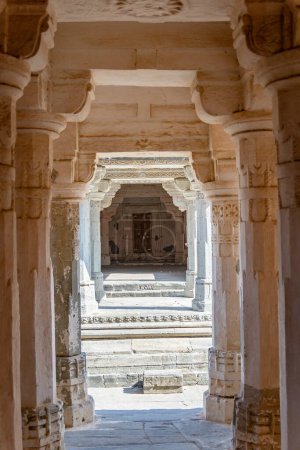 anciens piliers du temple architecture unique à l'image du matin est prise à Kumbhal fort kumbhalgarh rajasthan Inde.