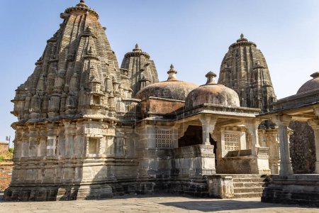 ancien dôme du temple architecture unique avec ciel bleu vif à l'image du matin est prise à Kumbhal fort kumbhalgarh rajasthan Inde.