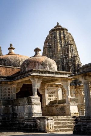 ancien dôme du temple architecture unique avec ciel bleu vif à l'image du matin est prise à Kumbhal fort kumbhalgarh rajasthan Inde.