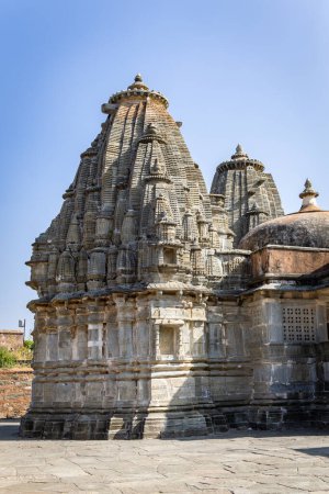 alte Tempelkuppel einzigartige Architektur mit hellblauem Himmel am Morgen Bild wird bei Kumbhal Fort kumbhalgarh Rajasthan Indien genommen.