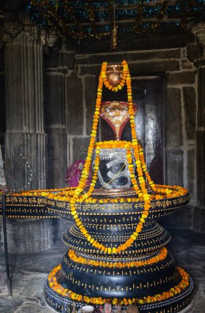 Hindu-religiöser Gott Shiva Shivalinga dekoriert mit Blumen aus verschiedenen Winkeln am alten Tempel Bild wird bei Kumbhal Fort kumbhalgarh Rajasthan Indien genommen.