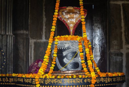 Hindu-religiöser Gott Shiva Shivalinga dekoriert mit Blumen aus verschiedenen Winkeln am alten Tempel Bild wird bei Kumbhal Fort kumbhalgarh Rajasthan Indien genommen.