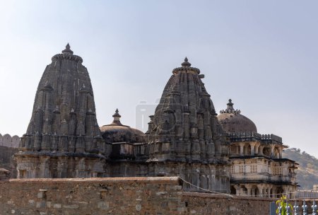 alter Tempel einzigartige Architektur mit hellblauem Himmel bei Morgenbild wird bei Kumbhal Fort kumbhalgarh Rajasthan Indien genommen.