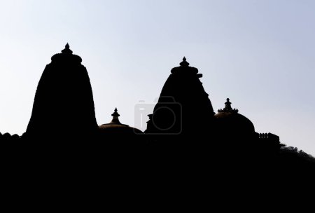 prise de vue rétroéclairée de l'architecture unique temple antique à l'image du matin est prise à Kumbhal fort kumbhalgarh rajasthan Inde.