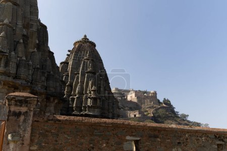 ancien temple architecture unique avec ciel bleu vif à l'image du matin est prise à Kumbhal fort kumbhalgarh rajasthan Inde.