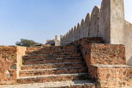 ruines murales anciennes fort avec ciel lumineux de différentes perspectives à l'image du matin est prise à Kumbhal fort kumbhalgarh rajasthan Inde.