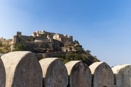 ruines anciennes fort avec ciel bleu vif de perspective unique à l'image du matin est prise à Kumbhal fort kumbhalgarh rajasthan Inde.