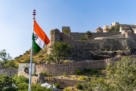 Indische Trikolore winkt am alten Fort aus flachem Winkel Bild wird am Kumbhal Fort Kumbhalgarh Rajasthan Indien aufgenommen.
