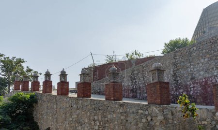 ruines de mur extérieur ancien fort avec ciel bleu vif à l'image du matin est prise à Kumbhal fort kumbhalgarh rajasthan Inde.