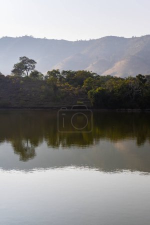 lago prístino aislado con reflejo de agua en la mañana desde el ángulo plano