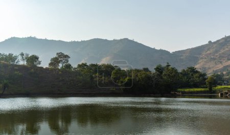 lago prístino aislado con reflejo de agua en la mañana desde el ángulo plano