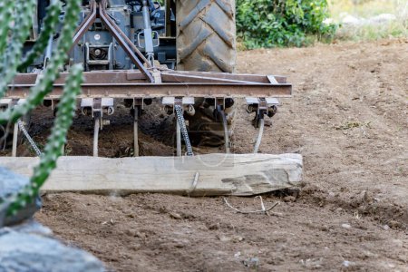 le travail du sol ou la culture de la ferme avec la fuite moderne au jour de l'angle plat