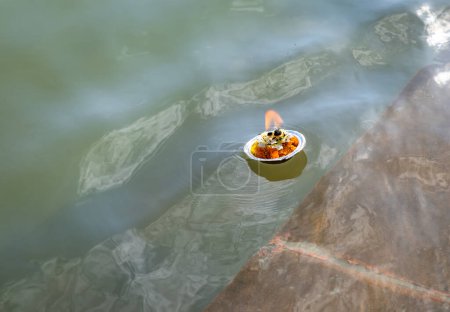 heilige Opfergaben Öllampe am Flussufer bei religiösem Anlass am Morgen aus verschiedenen Blickwinkeln