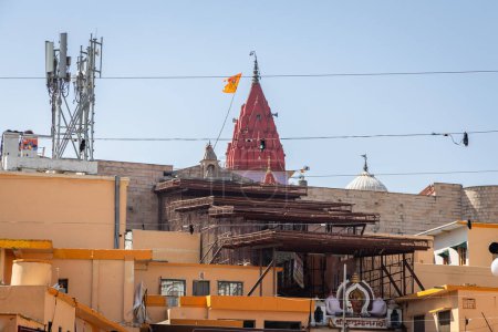 Téléchargez les photos : Ancienne architecture de dôme de temple saint avec ciel bleu vif le matin - en image libre de droit