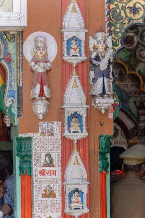Téléchargez les photos : Piliers de temple artistiques décorés avec des figures saintes de dieu au jour - en image libre de droit