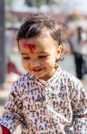 lindo niño inocente expresión facial con el nombre de Ram escrito en la cabeza por la mañana desde el ángulo plano