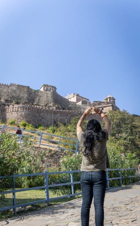 junges Mädchen zeigt Liebe für historische Festung am Morgen aus flachem Winkel
