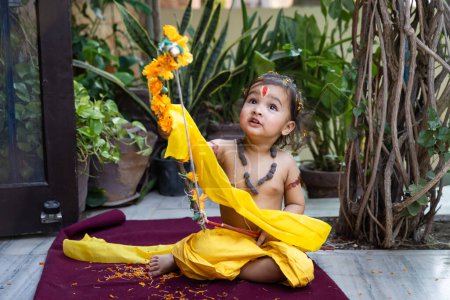Porträt des niedlichen indischen Jungen kleidet sich als Lord Rama mit Schleife im Freien mit verschwommenem Hintergrund am Tag