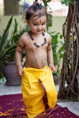 Porträt des niedlichen indischen Jungen kleidet sich als Lord Rama mit Schleife im Freien mit verschwommenem Hintergrund am Tag