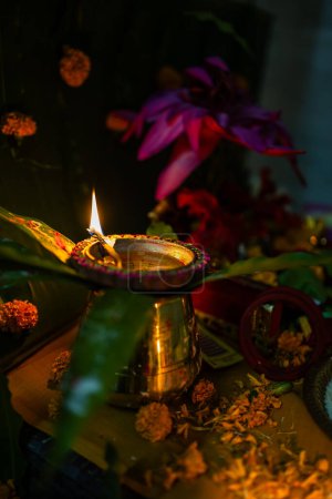 ofrendas sagradas hindúes olla o Kalasha con motivo del festival diwali en la noche