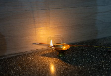 lampe à huile de cuivre sainte brûlant avec bâton d'encens à la maison offrandes pour dieu tout-puissant la nuit