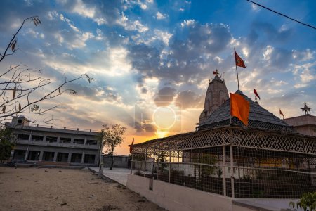 künstlerischen hinduistischen Tempel mit dramatischem Sonnenuntergang Himmel am Abend aus einzigartiger Perspektive Bild wird bei Shri Yade Mata Pawan Dham Tempel Jodhpur Rajasthan Indien genommen.