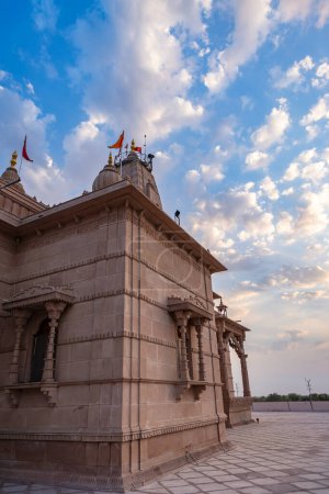 Téléchargez les photos : Temple hindou artistique avec coucher de soleil spectaculaire ciel le soir de perspective unique image est prise à Shri Yade Mata Pawan Dham temple jodhpur rajasthan Inde. - en image libre de droit
