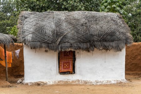 tribu rural tradicional casa hecha de ramitas y barro en la aldea en el día
