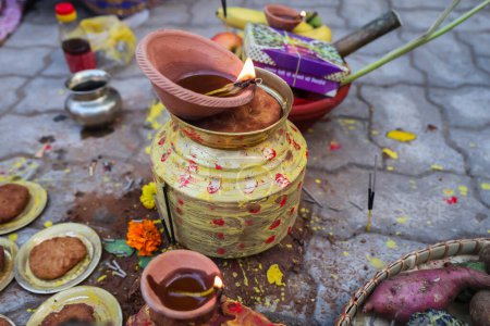 ofrendas sagradas de la lámpara de aceite de arcilla ardiente para dios hindú en el festival desde una perspectiva única