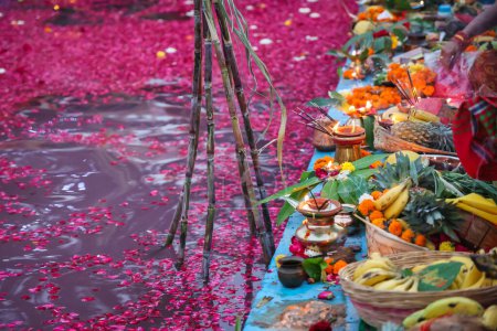 heilige Opfergaben von Früchten für hinduistischen Sonnengott beim Chhath-Fest einzigartige Perspektive