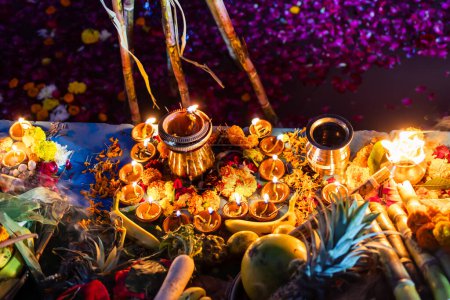 traditionelle heilige Opfergaben der brennenden Öllampe am Flussufer beim Chhath-Fest von Gläubigen