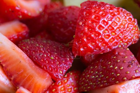 Téléchargez les photos : Macro shot de fraises crues tranchées - en image libre de droit